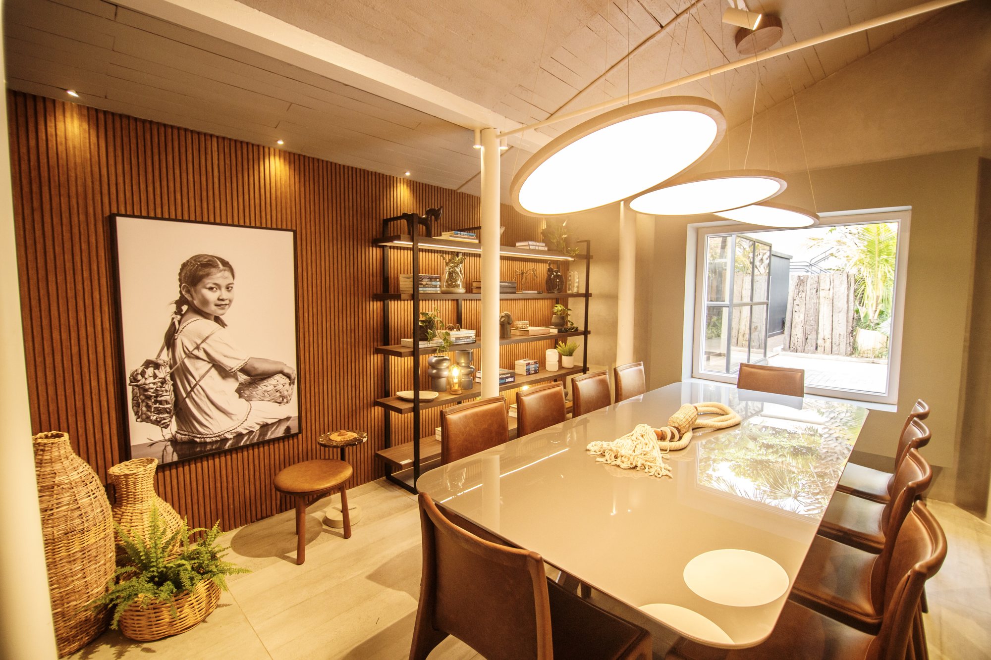 Casa Cor dining room with BTO slatted panel and ceiling