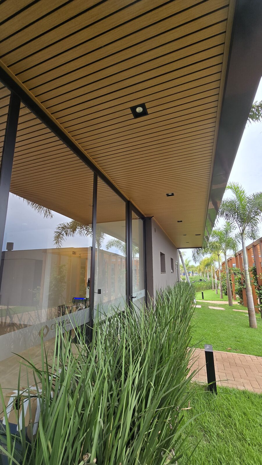 Outdoor slatted ceiling with reflecting pool