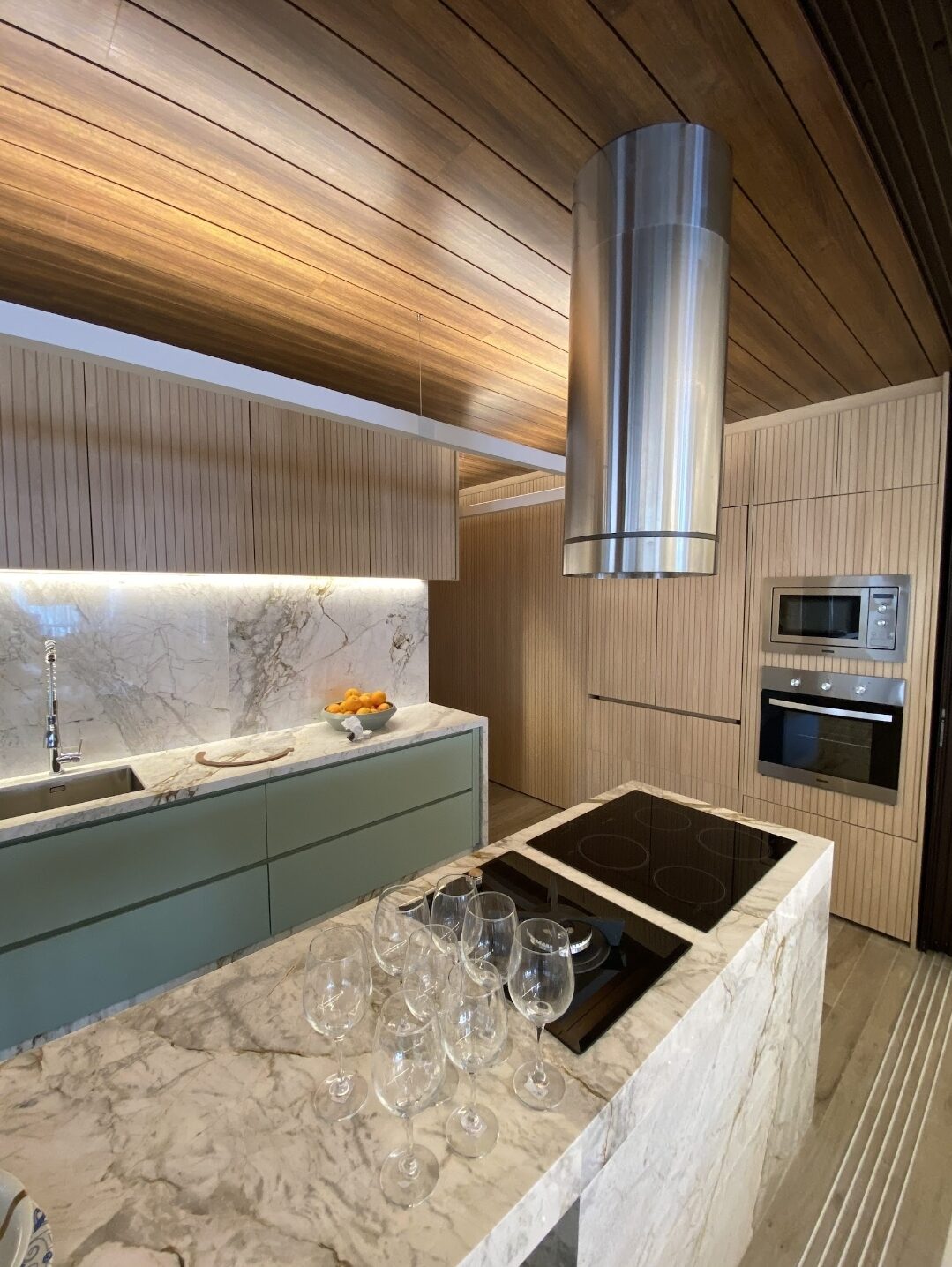 Gourmet area with slatted ceiling and range hood