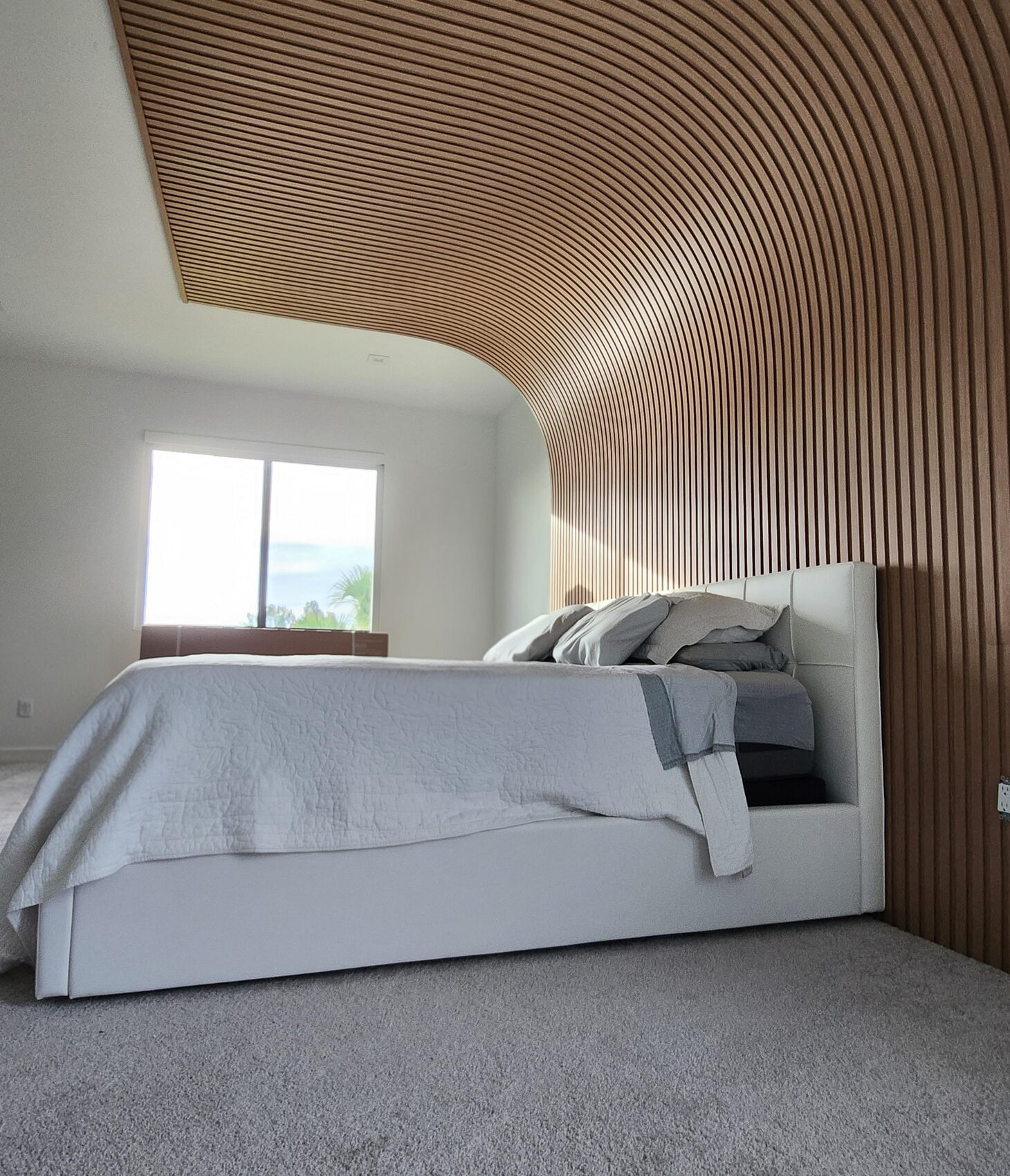Curved slatted ceiling in the bedroom