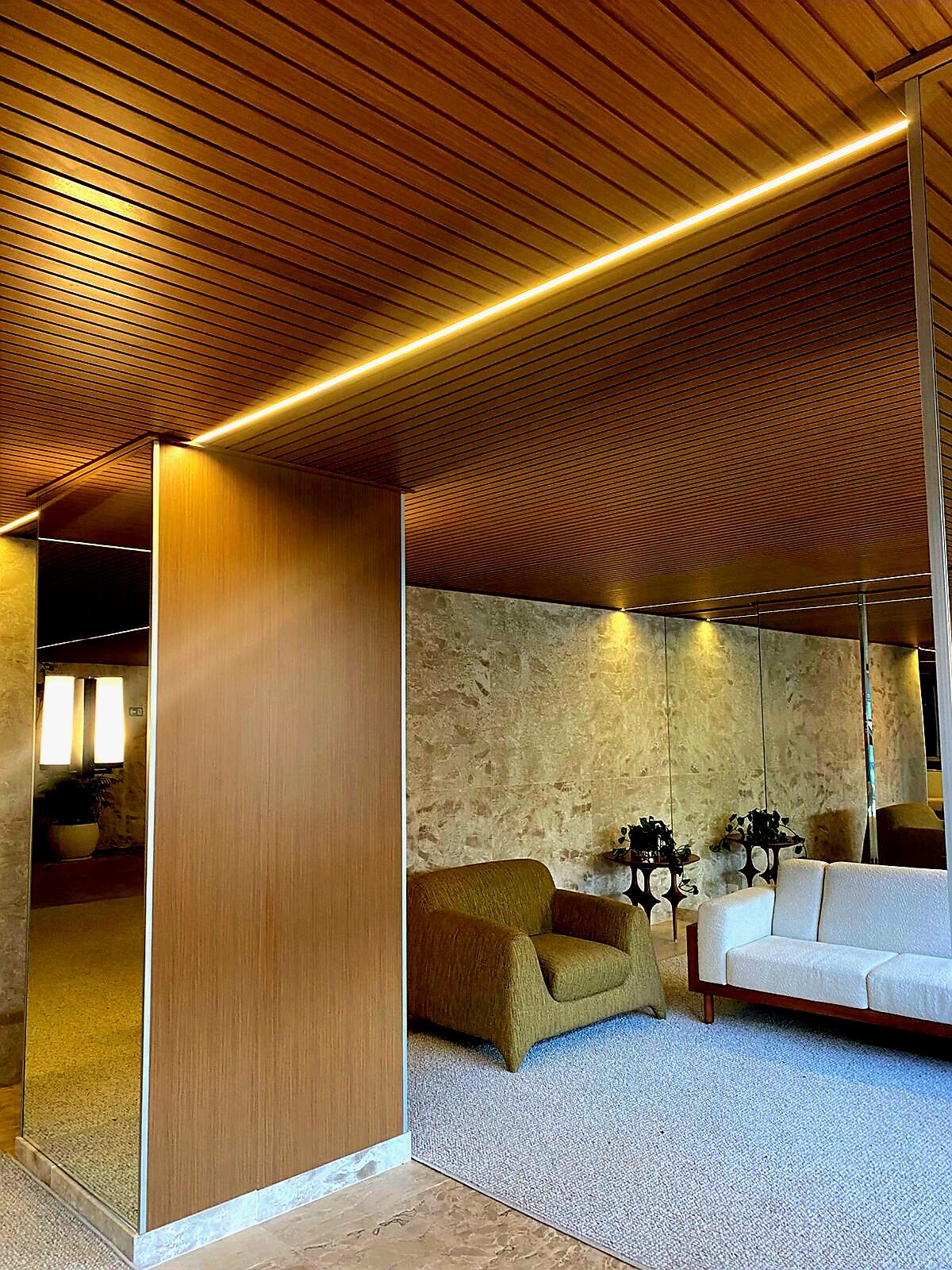 Slatted wall and ceiling with LED