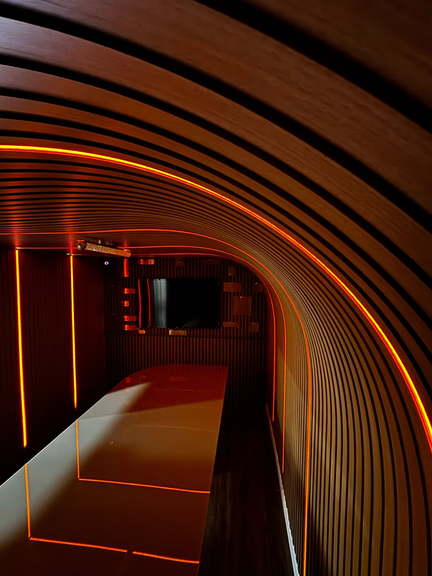 Tunnel with a curved BTO slatted panel