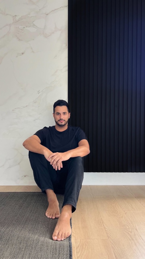 Project by Flávio Pio: TV room with black Concept